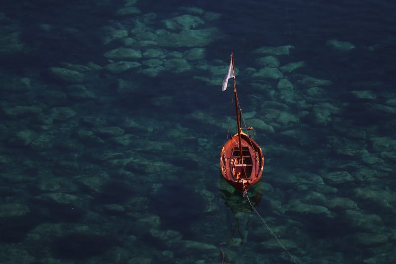 Barchetta sul mare