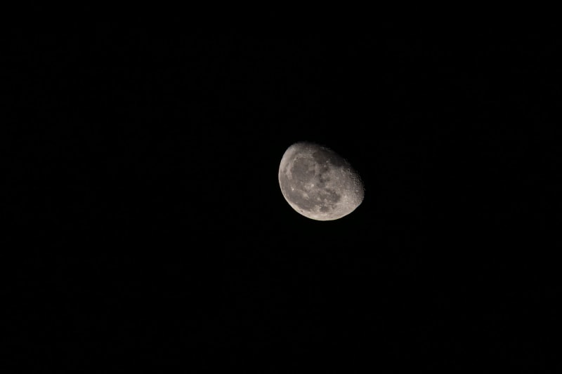 Luna al passaggio di Artemis nel lato oscuro
