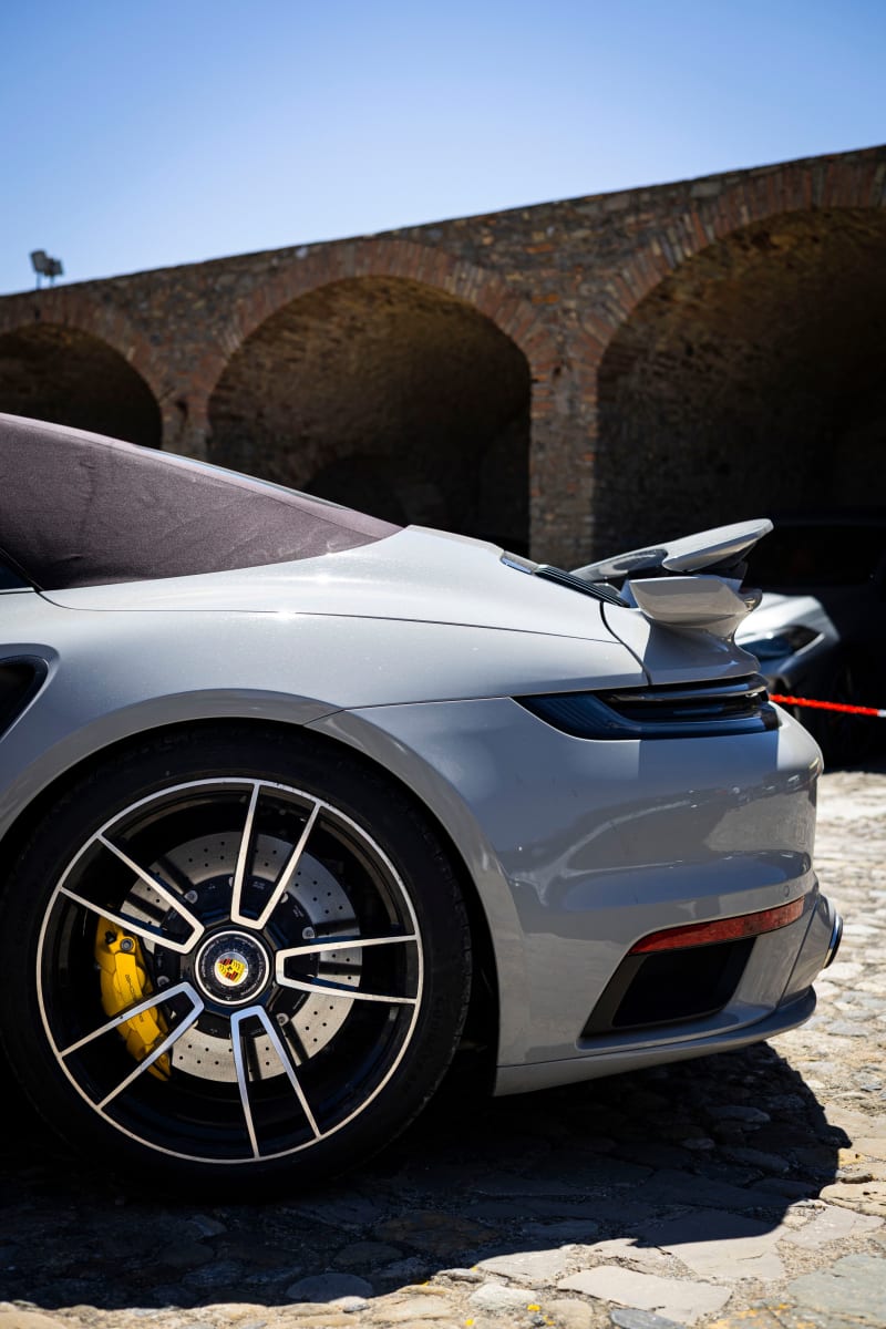 Una pinza giallo Porsche
