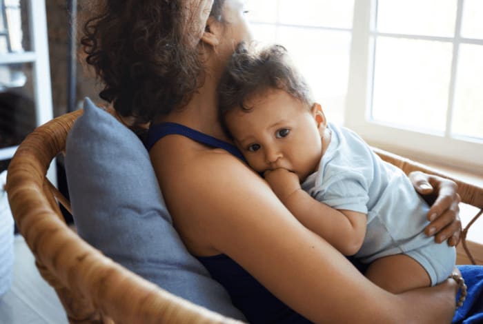A mãe solo e a aldeia que nunca chega