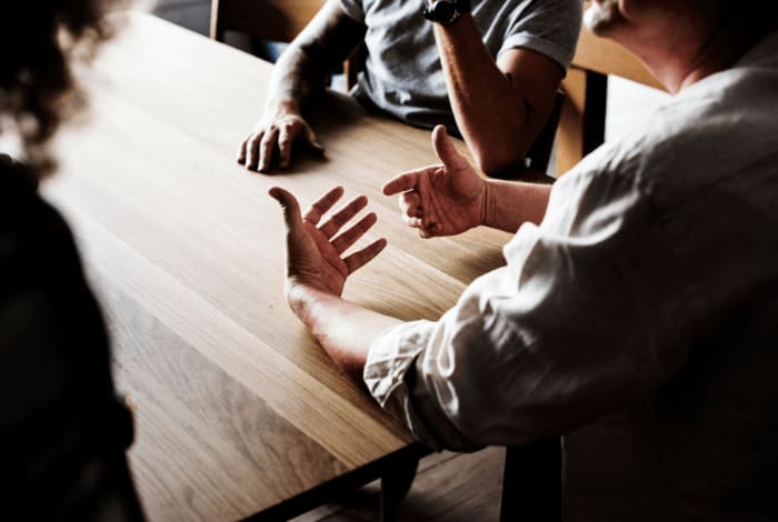 Conversar virou atividade de risco?