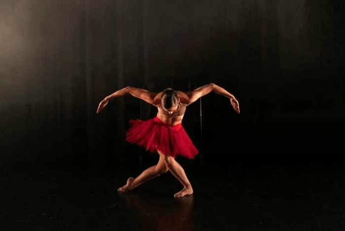 Bailarina une dança e yoga para promover saúde e consciência corporal