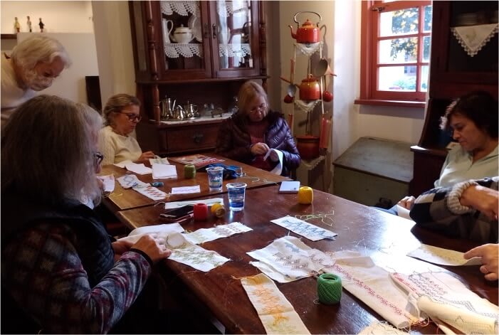 Professoras perpetuam artesanatos tradicionais na Serra Gaúcha