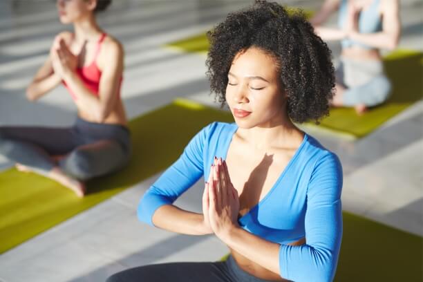 Mulher fazendo yoga