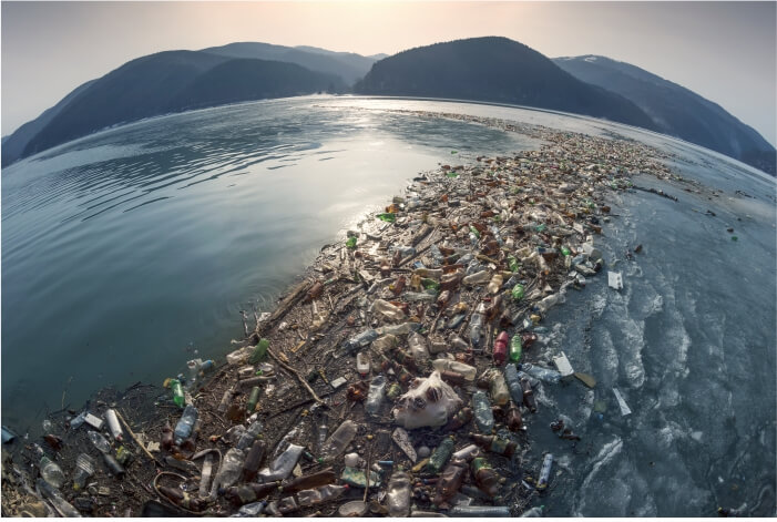 Trilha de lixo plástico no oceano