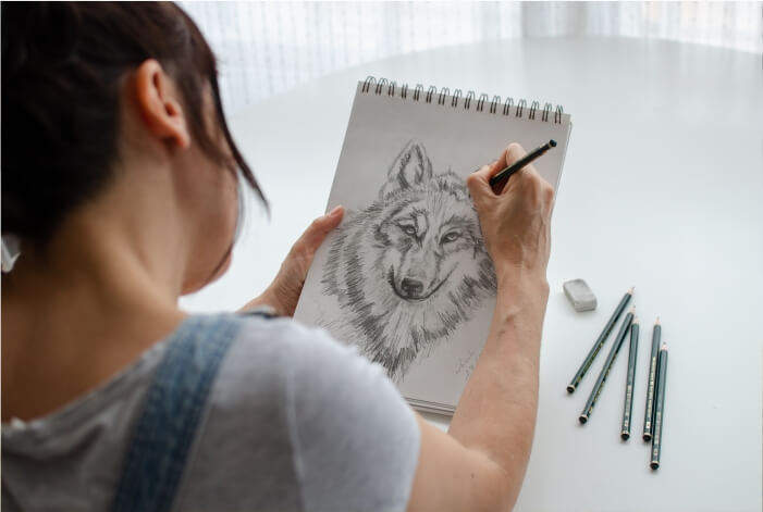 Mulher desenhando um lobo