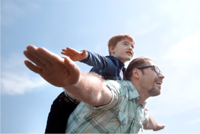 Pai e filho brincando juntos