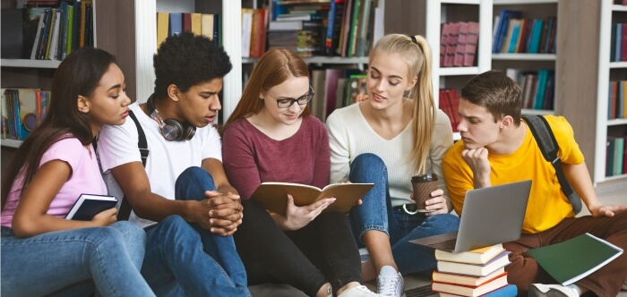 Jovens reunidos lendo um livro