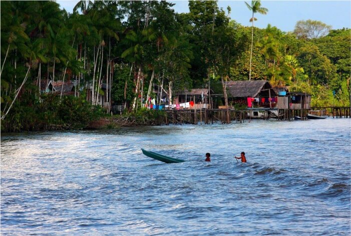 Indígenas num rio na Amazônia