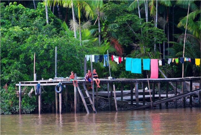 Varal de roupas sobre palafitas na Amazônia