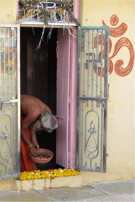 Homem faz oferenda na Índia