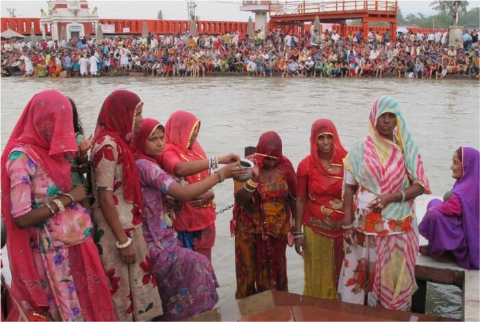 Mulheres indianas na margem do Ganges