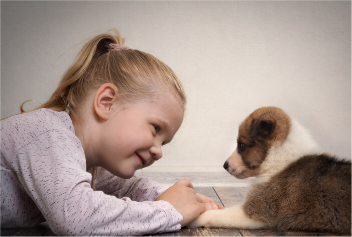 Criança e filhote de cachorro