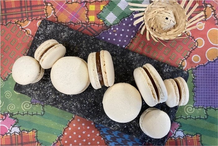 Macaron de Amendoim com Doce de Leite e Flor de Sal