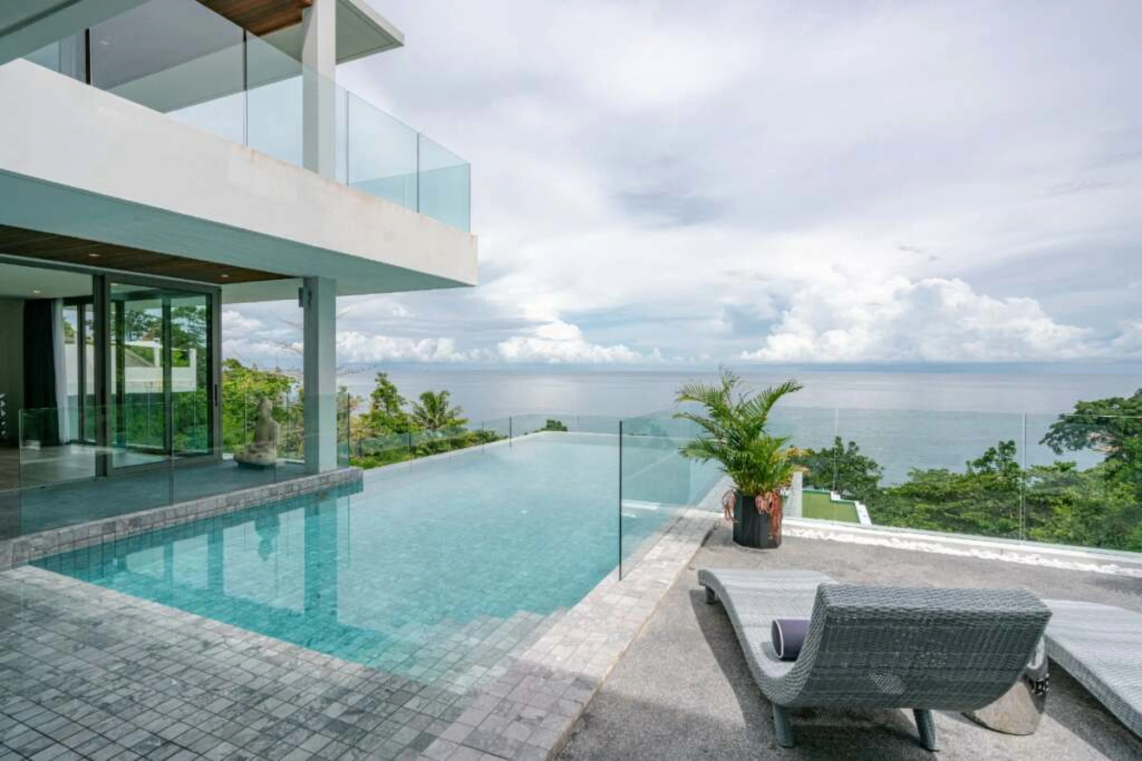 Silver Moon Villa: Luxury Ocean Views Pool Villa