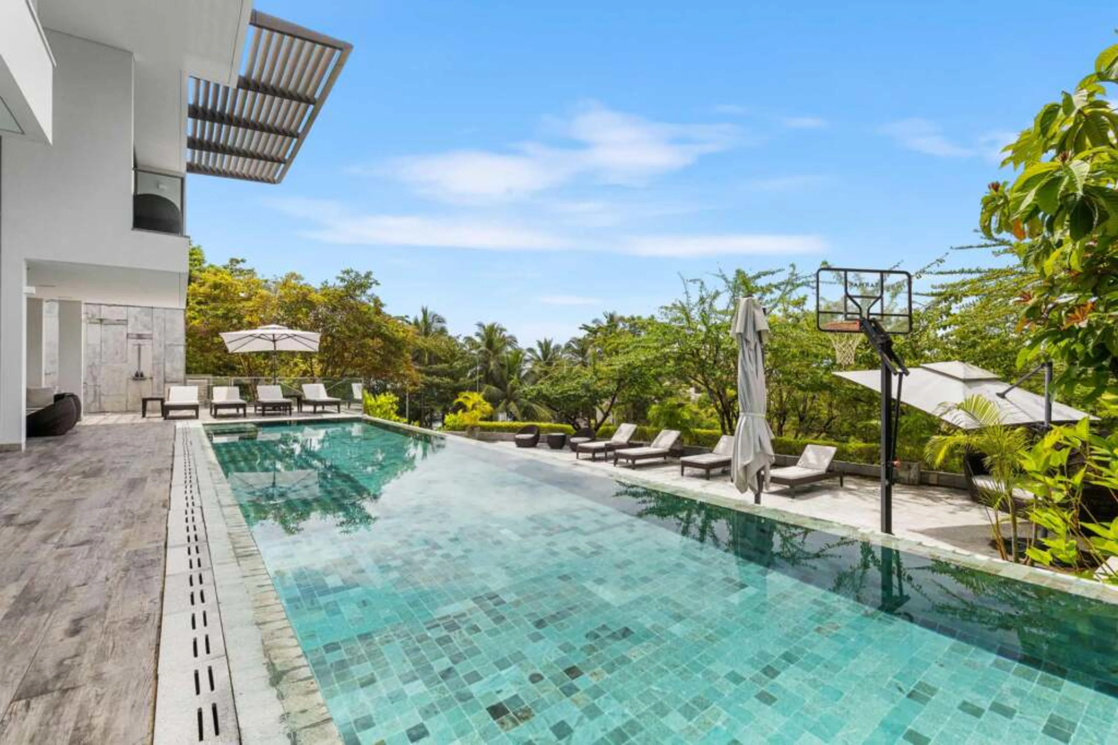 Malaiwana Patio Duplex: 4 Schlafzimmer Wohnung in Naithon