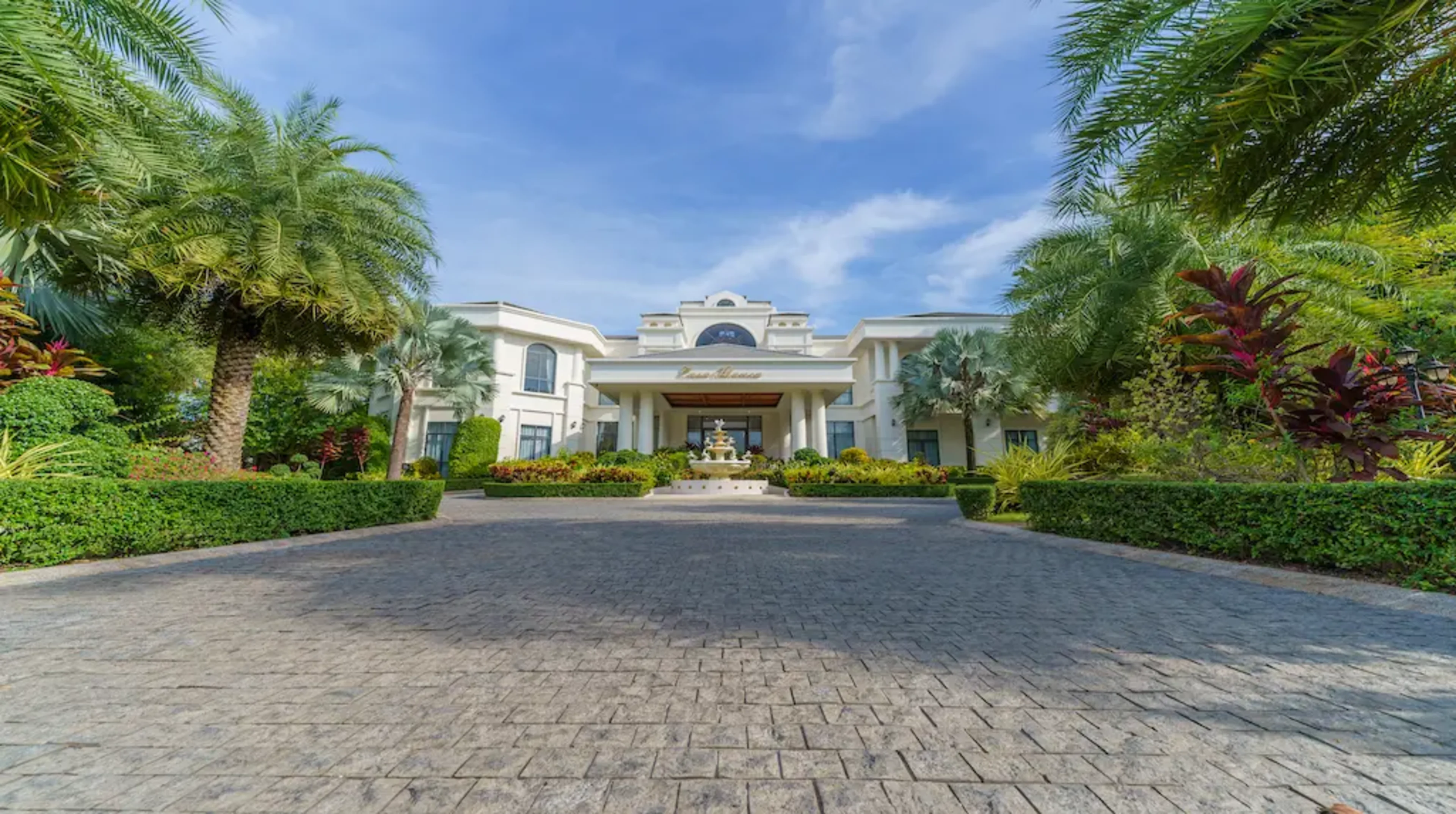 A Massive & Modern Tropical Mansion / Grandest home