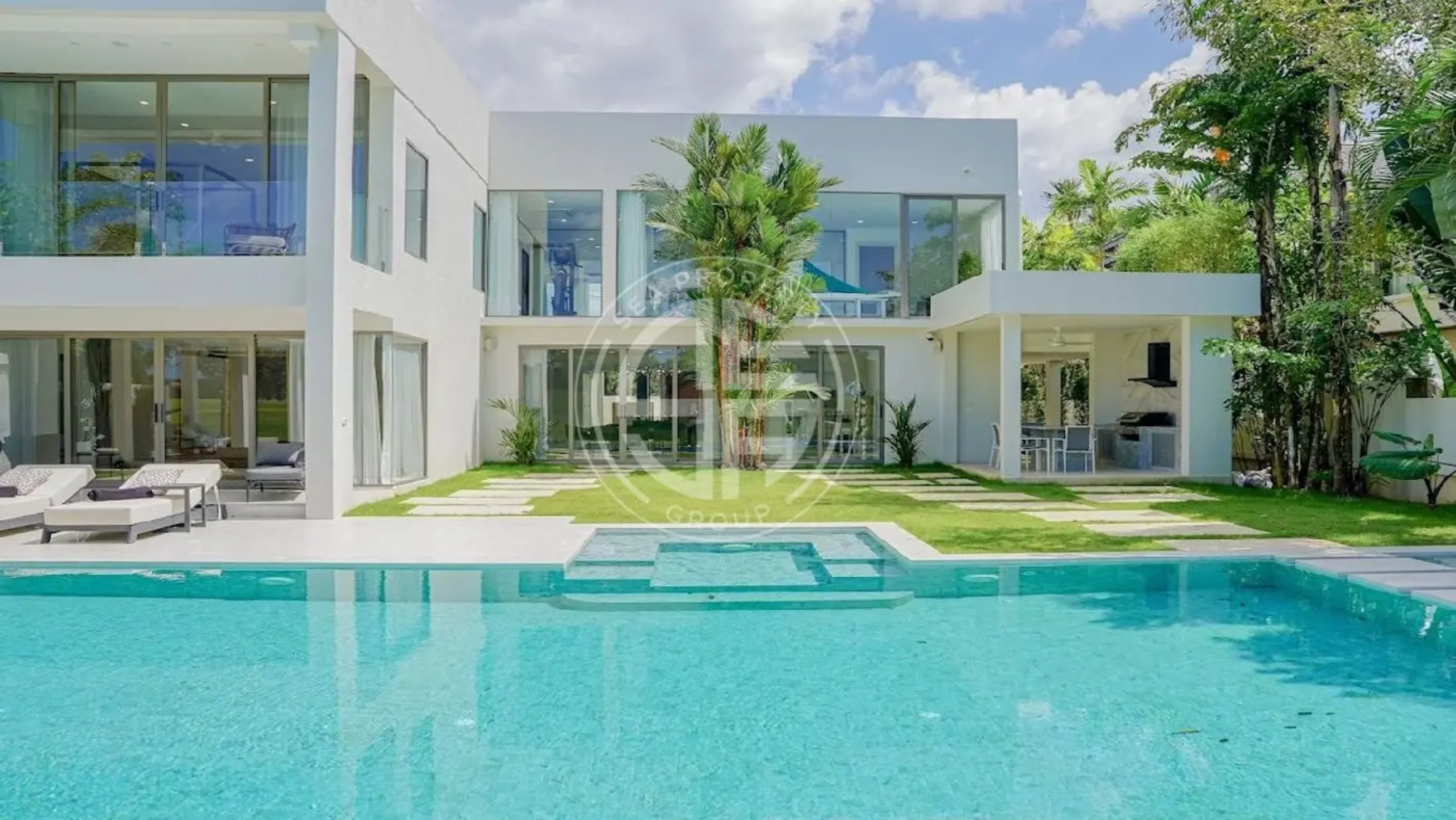 A Unique Modern Style Villa in Laguna