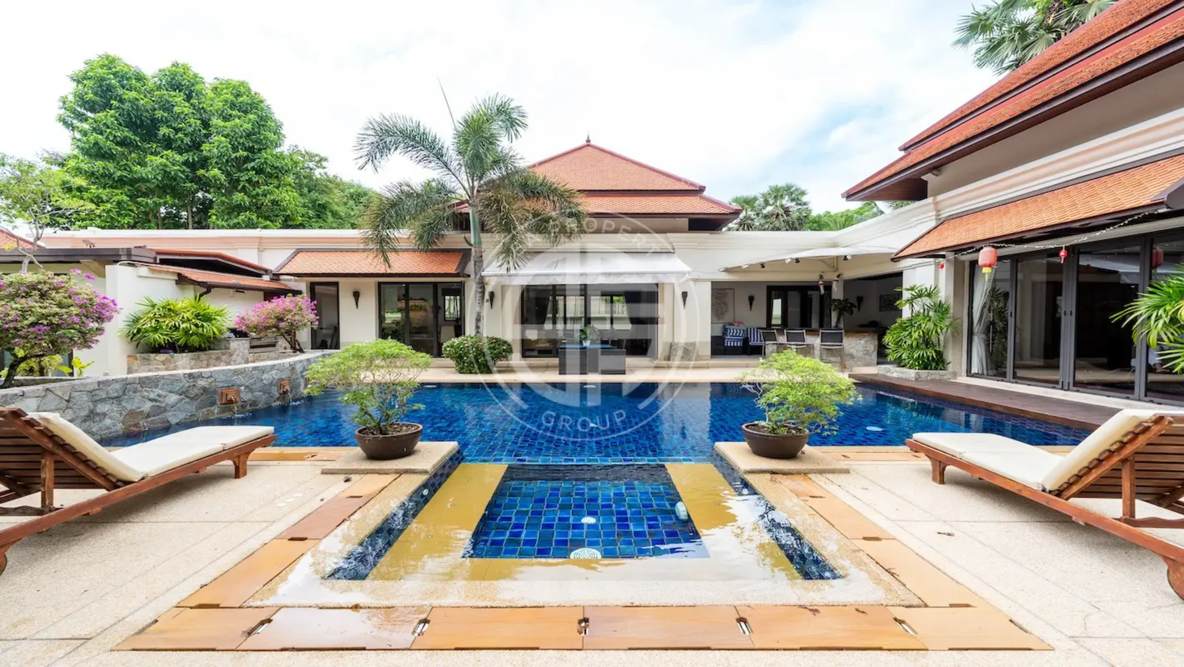 5 Bedrooms Luxurious villas in Boat Avenue area
