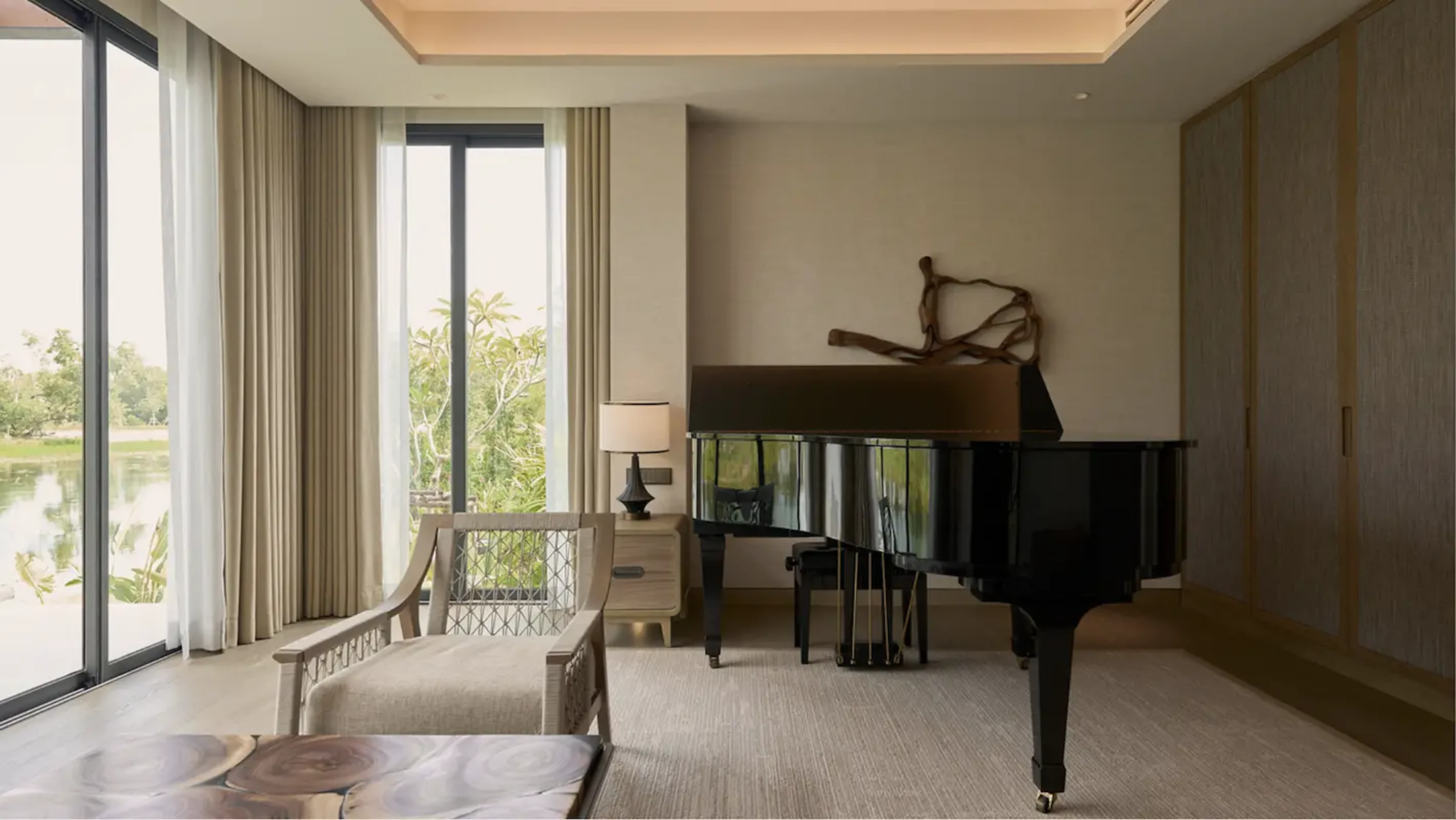 Luxury 4 Bedrooms Lakefront Villa in Pru Jampa