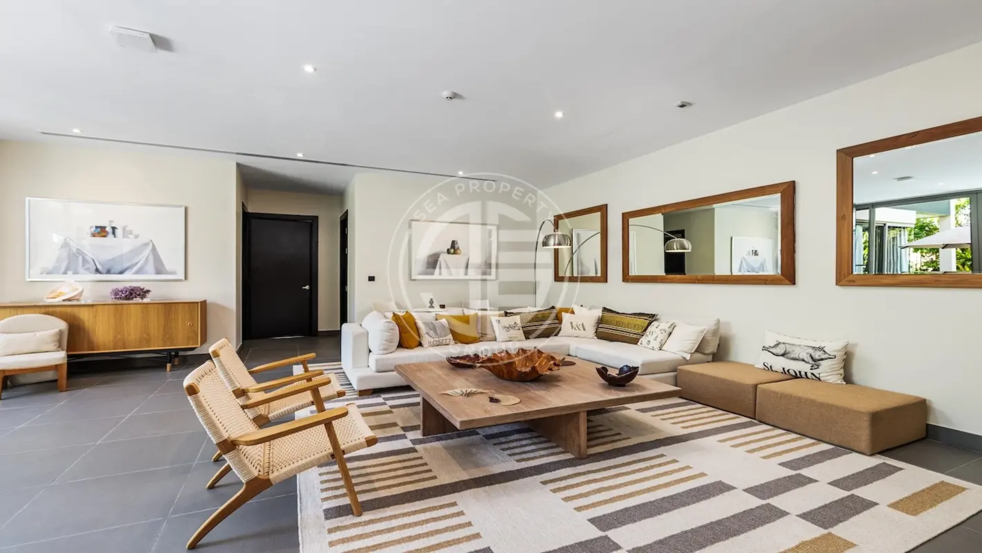 5 Bedrooms Private Retreat of Style and Substance Villa