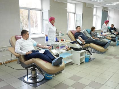 Мэр города и председатель гордумы Биробиджана присоединились к донорскому марафону