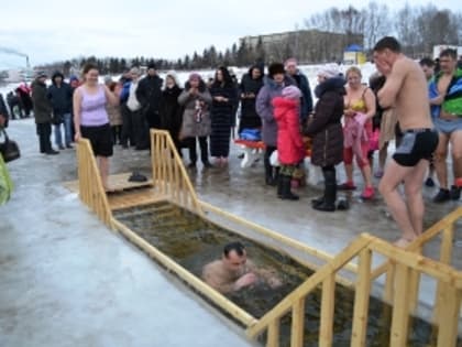 Разогрейтесь и ныряйте: советы спасателей ЕАО по правильному купанию в проруби во время Крещения