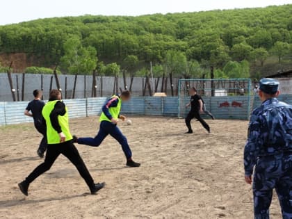 Между осужденными исправительных учреждений УФСИН ЕАО прошел турнир по мини-футболу