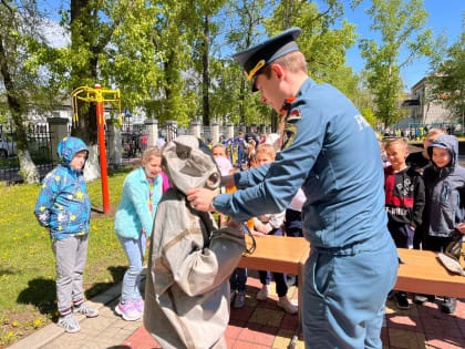 Практические занятия с подрастающим поколением провели спасатели в Ленинском районе ЕАО