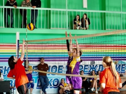 Победителей Первенства города по волейболу среди школьников наградили в Биробиджане 