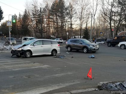 ДТП на перекрёстке перед городским парком в Биробиджане