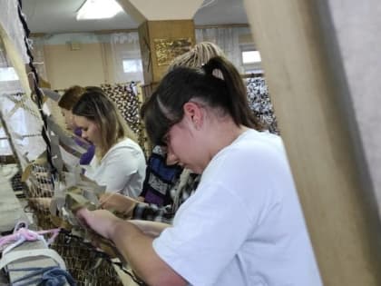Маскировочные сети для СВО плетут студентки и преподаватели БМК в ЕАО