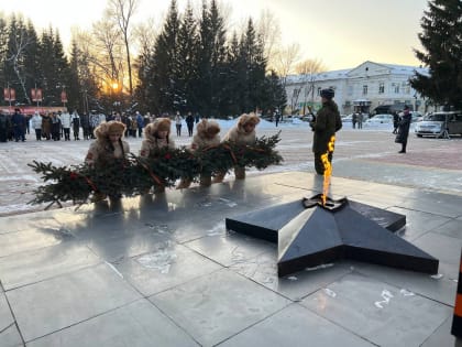 Память Героев Отечества почтили возложением цветов к Вечному огню в Биробиджане