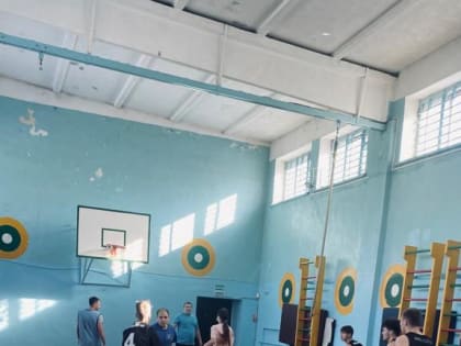 Воспитательный баскетбол: сотрудники транспортной полиции по всем правилам сыграли со школьниками в Биробиджане