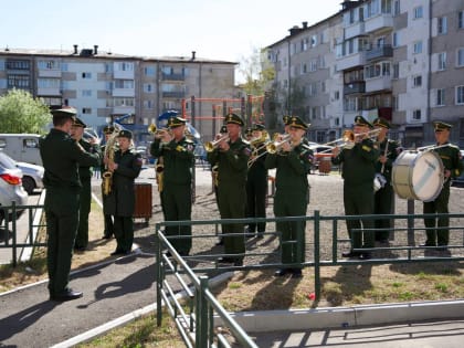 Мэр Биробиджана Максим Семёнов поздравил с наступающим Днем Победы ветеранов Великой Отечественной войны