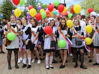 Когда уйти со школьного двора: даты проведения последних звонков и выпускных балов, рекомендованные Минпросом, могут скорректировать в ЕАО