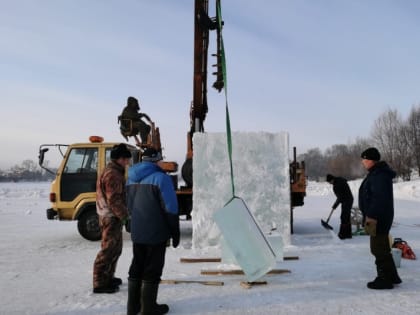 Лед для креста в крещенском городке заготавливают в Биробиджане