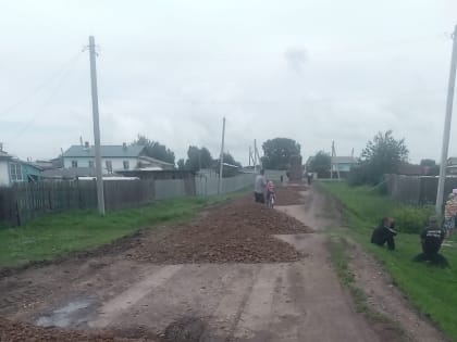 Работы по подсыпке дорог ведутся в селе Найфельд Биробиджанского района ЕАО 