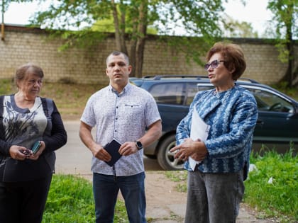 Депутат городской Думы Константин Васерман вместе с начальником отдела по работе с ТОС мэрии города Любовью Парчевской провел встречу с активными жителями дома по ул. Осенней, 7.