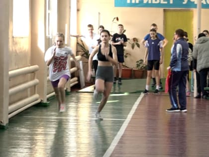 Более 70-ти спортсменов собрали соревнования по легкой атлетике среди юниоров в Биробиджане