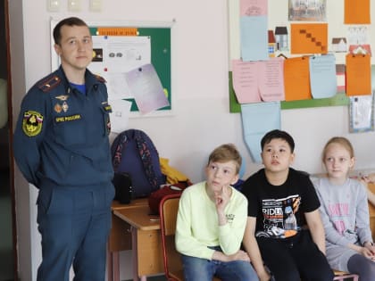 Урок безопасности для учеников гимназии провели спасатели Биробиджана