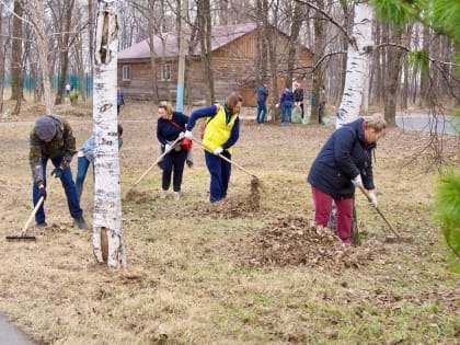 Сотрудники мэрии областного центра и правительства ЕАО вышли на субботник