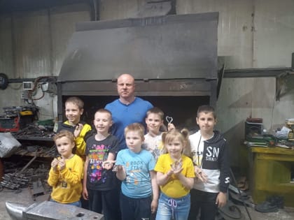 В гостях у кузнеца побывали воспитанники детской воскресной школы собора