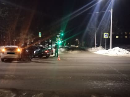 В центре Биробиджан неосторожный водитель не уступил дорогу встречной машине и спровоцировал ДТП