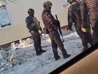 Силовики оцепили дом в столице Камчатки,где мужчина удерживает заложницу (ВИДЕО)