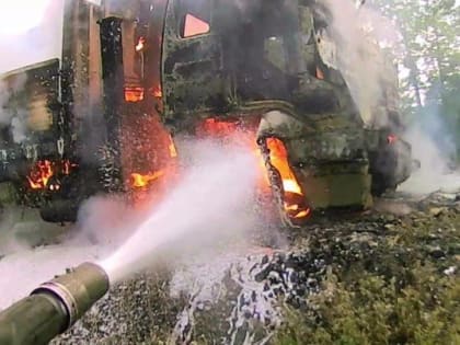Грузовик на ходу загорелся на федеральной трассе у Биробиджана: водитель успел выпрыгнуть