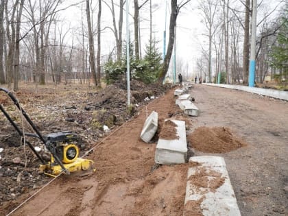 Продолжается благоустройство городского парка в Биробиджане