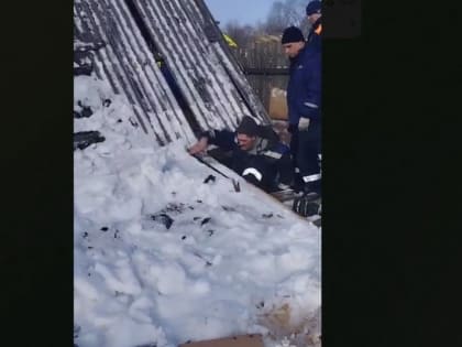 Придавило сотней килограммов: крыша сарая рухнула на биробиджанца - ВИДЕО