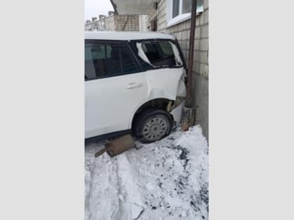Пьяный водитель без прав врезался в пятиэтажку в п. Теплоозёрск ЕАО