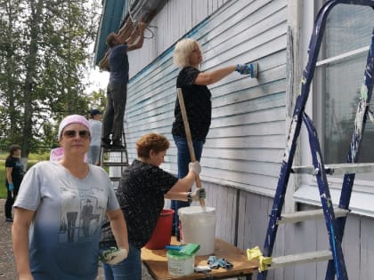 Во время субботника «освежили» внешний вид школы в с. Нагибово ЕАО